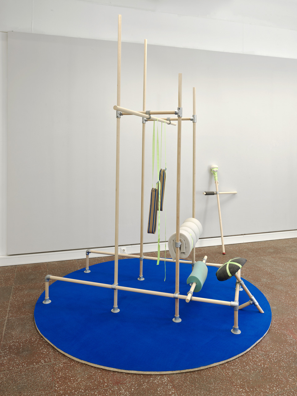 Foto: From the serie ,Embracements‘, in collaboration with Laurie Young, Galerie im Turm, Berlin, 2021