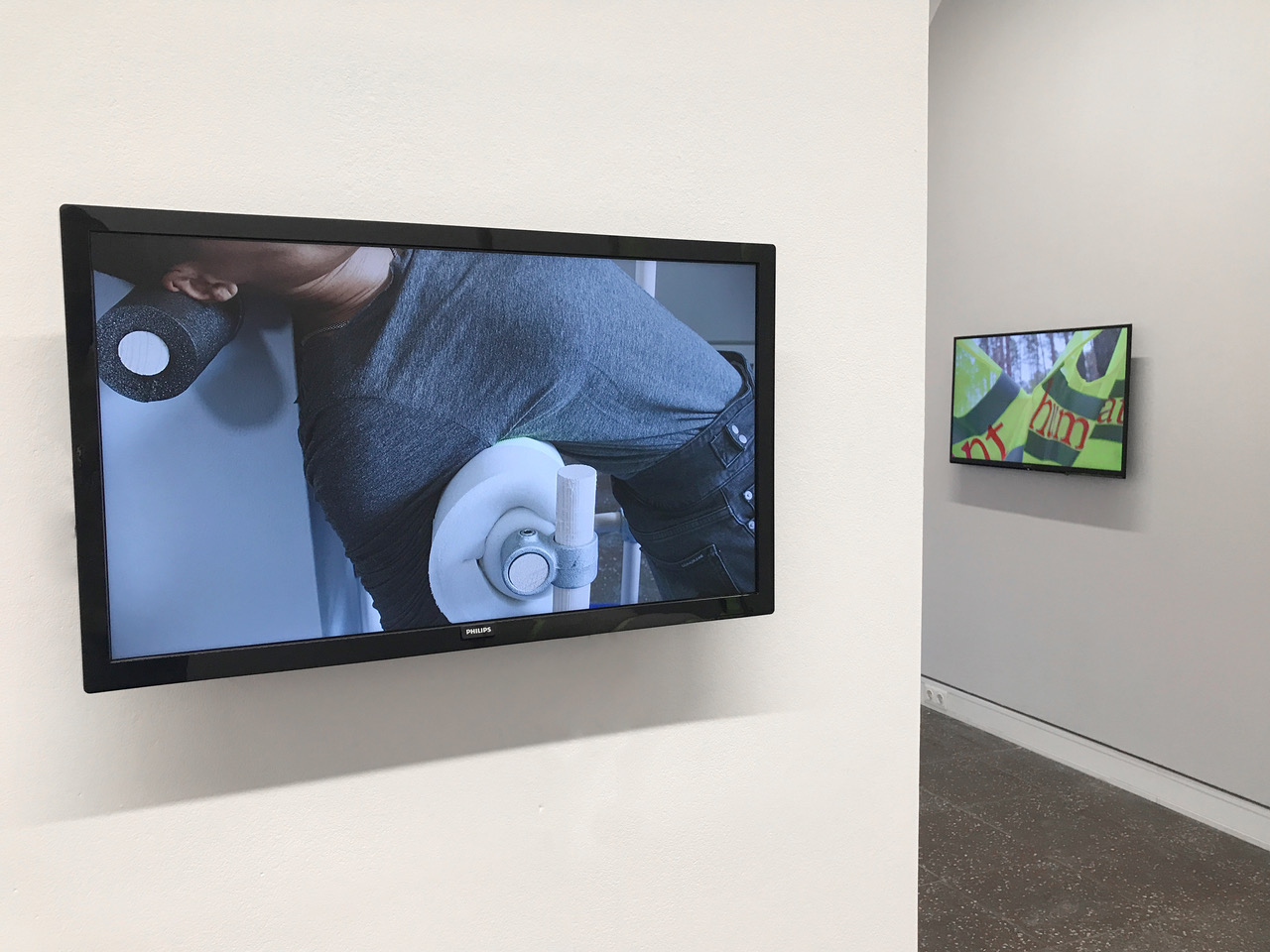 Foto: From the serie ,Embracements‘, in collaboration with Laurie Young, Galerie im Turm, Berlin, 2021