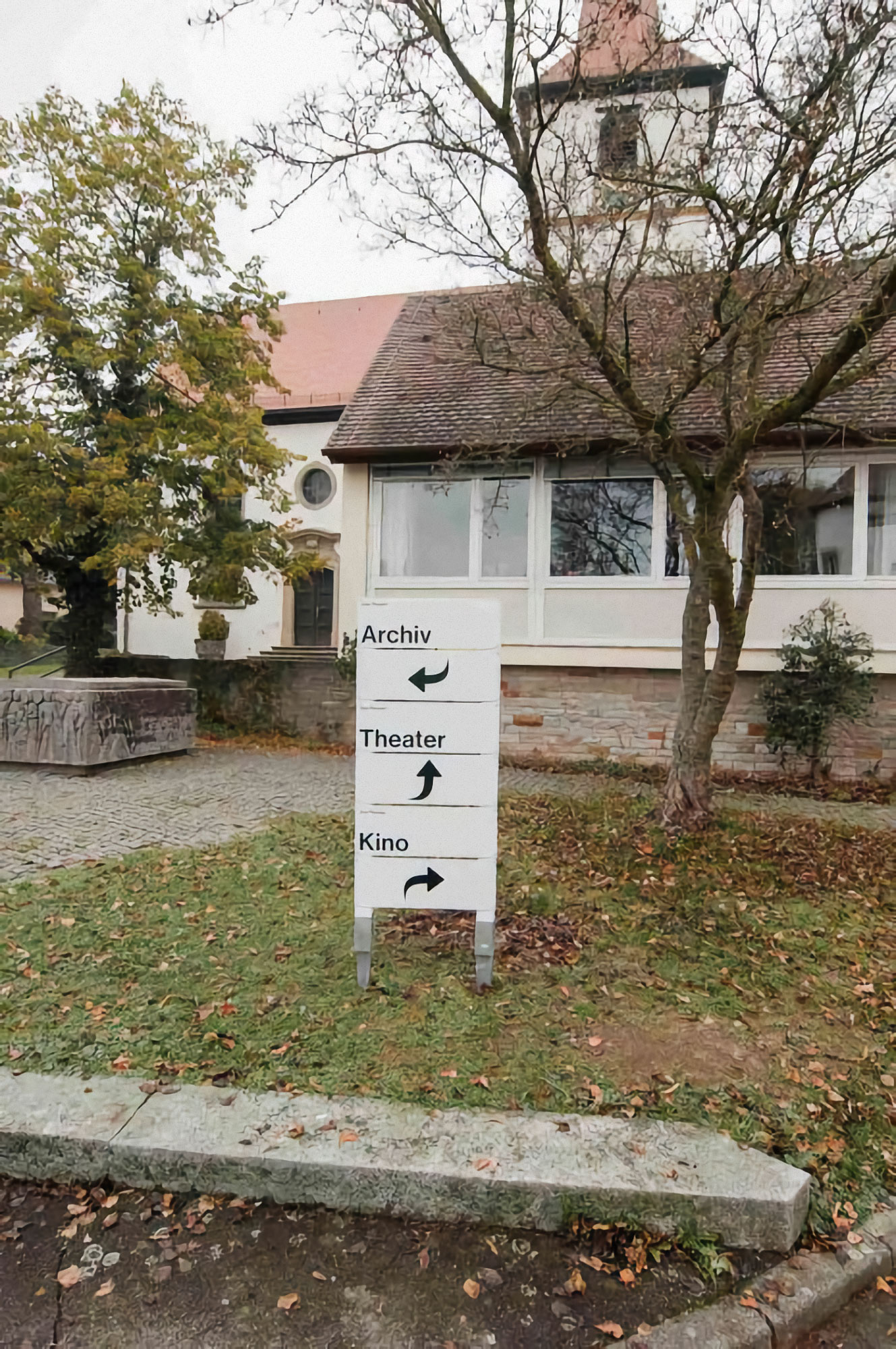 Beschilderung im Dorf