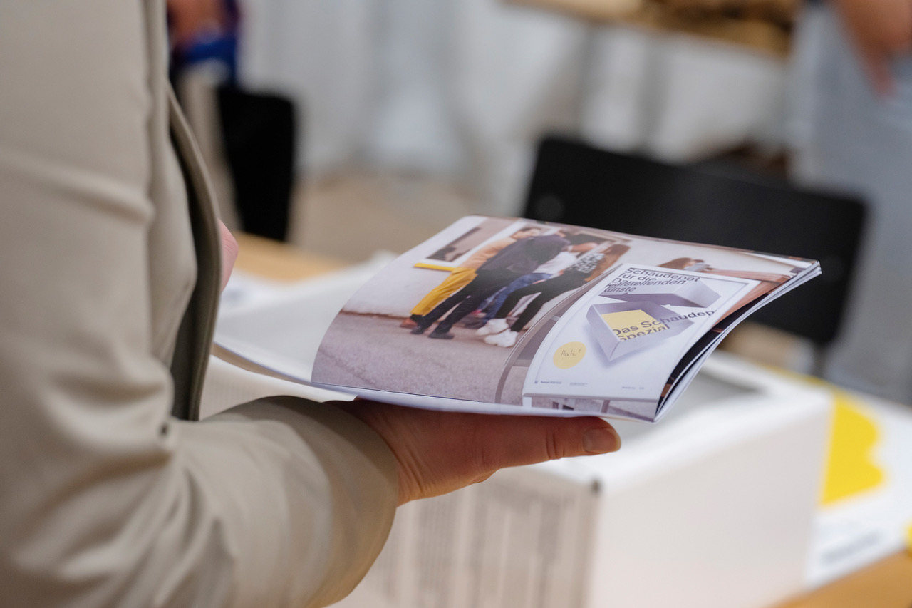 Das Schaudepot – Spezial XI, 16.11.2024, 14-20 Uhr: In ,Das Schaudepot – Spezial‘ werden regelmäßig neue Performances und Themenlinien im Schaudepot für die Darstellenden Künste präsentiert. Ein Tag zum Entdecken, Mitmachen, Erleben und Feiern. Mit Workshops, Performances, Vorträgen, Essen u. v. m. Bei Nachfrage mit Live-Audiodeskription, Flüster-Übersetzung, DGS Verdolmetschung und Voreinlass. Weitere Informationen und Anmeldung unter: info@die-institution.org