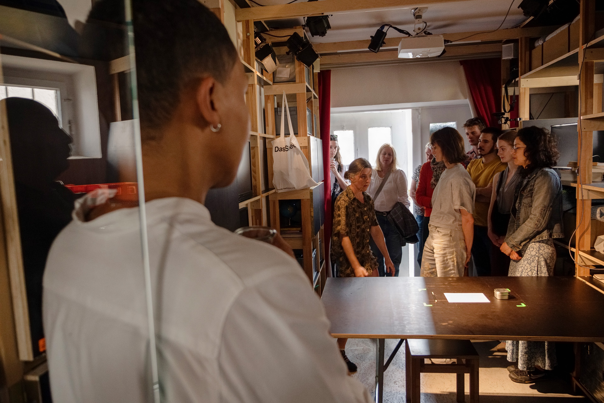 Das Schaudepot – Spezial X, 13.7.2024, 14-20 Uhr: In ,Das Schaudepot – Spezial‘ werden regelmäßig neue Performances und Themenlinien im
Schaudepot für die Darstellenden Künste präsentiert. Ein Tag zum Entdecken, Mitmachen, Erleben
und Feiern. Mit Workshops, Performances, Vorträgen, Essen u. v. m. Bei Nachfrage mit Live-
Audiodeskription, Flüster-Übersetzung, DGS Verdolmetschung und Voreinlass. Weitere Informationen
und Anmeldung unter: info@die-institution.org