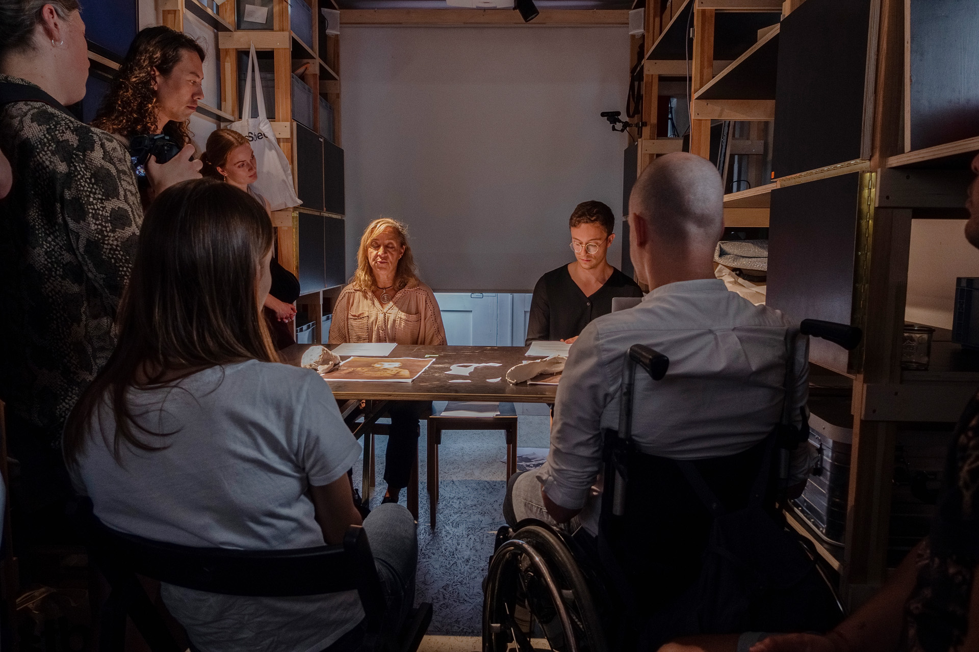 Tisch-Performances, 13.7.2024, 16-17:30 Uhr: Performances an Tischen können große Ideen im kleinen Maßstab realisieren. Und im direktem
Kontakt mit ihrem Publikum. Die (ehemaligen) Studierenden des Masters ,Theorie und Praxis
experimenteller Performance‘ an der HMDK Stuttgart Tyler Cunningham, Emilia Dorr und Teppei
Higuchi zeigen eigene Interpretationen dieses besonderen Theater-Formats.