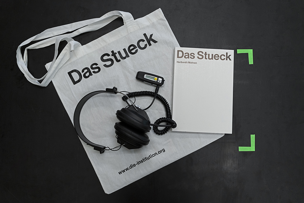 Das Stück von Herbordt/Mohren: „Das Stück“ zeigt und gründet eine ausgedachte Einrichtung.
Es wird in unterschiedlichen Formen für Zuschauer aufgeführt.
Im Schaudepot ist es ein Audio-Walk.
Das bedeutet etwa: Hör-Spaziergang.
Die Zuschauer gehen einen bestimmten Weg.
Dabei hören sie Geräusche und gesprochene Texte.