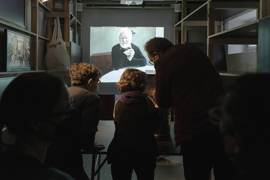 Das Schaudepot – Spezial XII, 22.3.2025, 14-20 Uhr: Parallel zur Langen Nacht der Museen in Stuttgart präsentiert dieses besondere ,Schaudepot – Spezial‘ alle Performances des Katalogs nacheinander – zumindest fast. Und eine Testreihe des Recherche-Projektes ,Blinding Virtual Reality?‘. Ein Tag zum (Wieder-) Entdecken, Mitmachen und Erleben. Einzelne Performances mit Audiodeskription und DGS-Verdolmetschung (siehe unten). Weitere Informationen und Anmeldung unter: info@die-institution.org